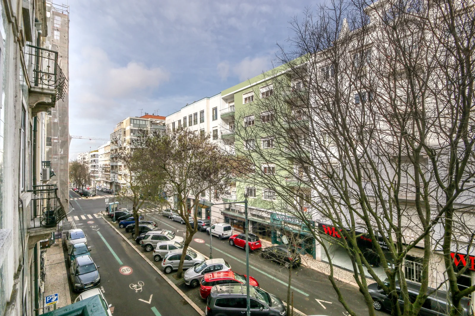 Vista da Rua Pinheiro Chagas e das suas árvores em Lisboa